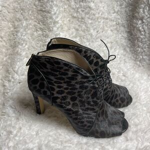 Louise Et Cie leather Calf Hair Animal Print Gray & Black Ankle heels  SZ10M .